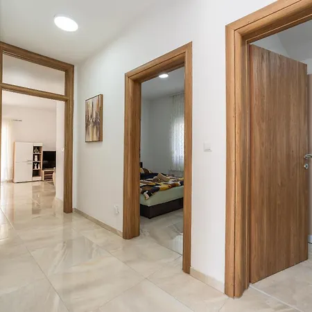 And Stipanovi Dvori Donji Karin