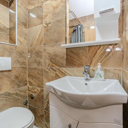 And Stipanovi Dvori Apartman Donji Karin