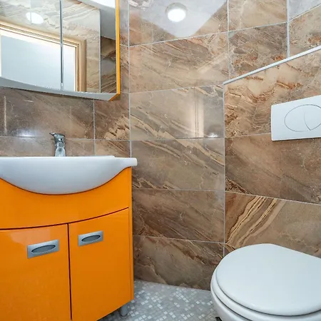 And Stipanovi Dvori Donji Karin