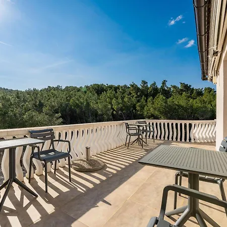 And Stipanovi Dvori Donji Karin