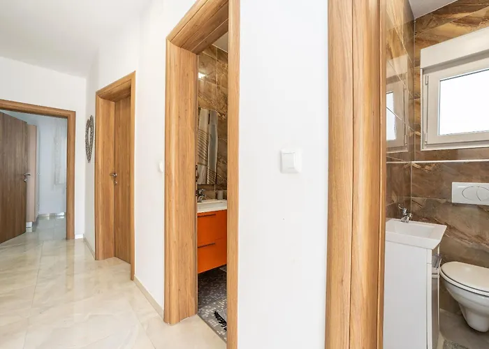 And Stipanovi Dvori Donji Karin