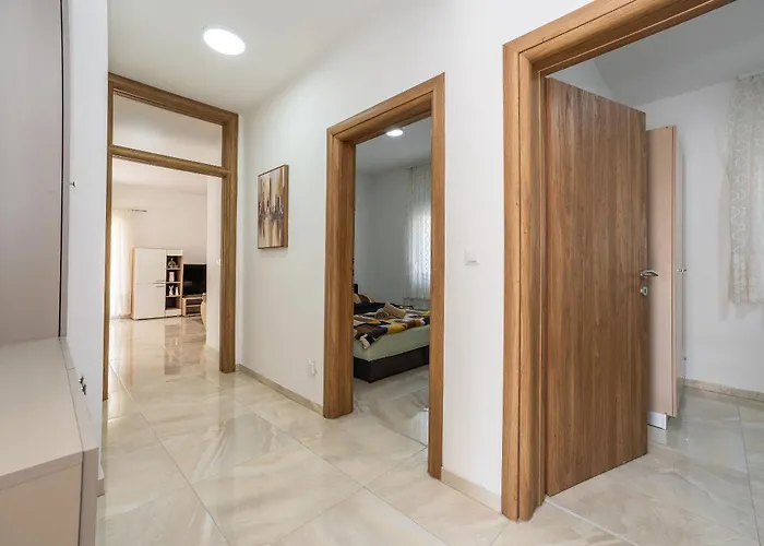 And Stipanovi Dvori Donji Karin