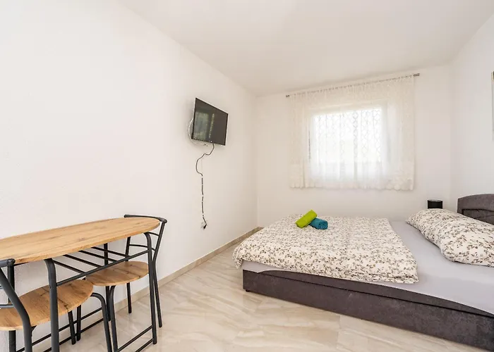 And Stipanovi Dvori * Donji Karin