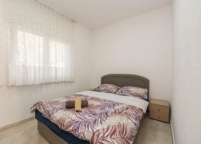 And Stipanovi Dvori Donji Karin