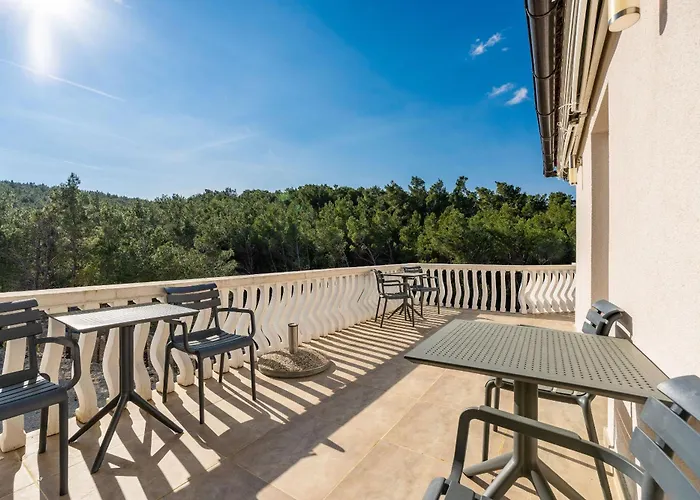 And Stipanovi Dvori Donji Karin