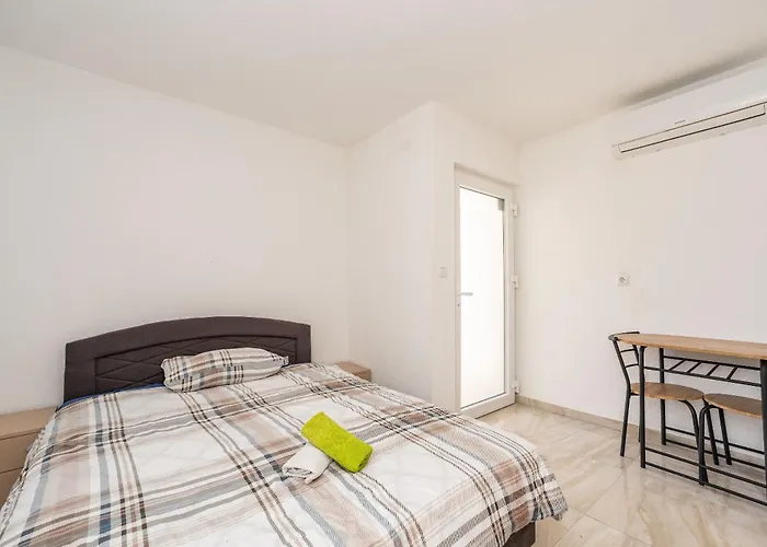 And Stipanovi Dvori Donji Karin