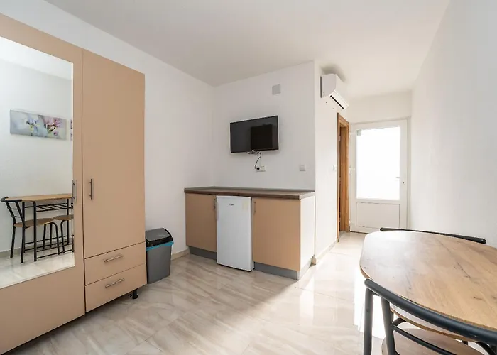 And Stipanovi Dvori * Donji Karin