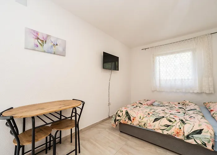 And Stipanovi Dvori Donji Karin