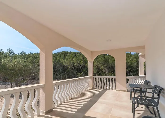 And Stipanovi Dvori Donji Karin