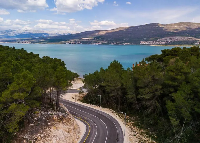 And Stipanovi Dvori Donji Karin